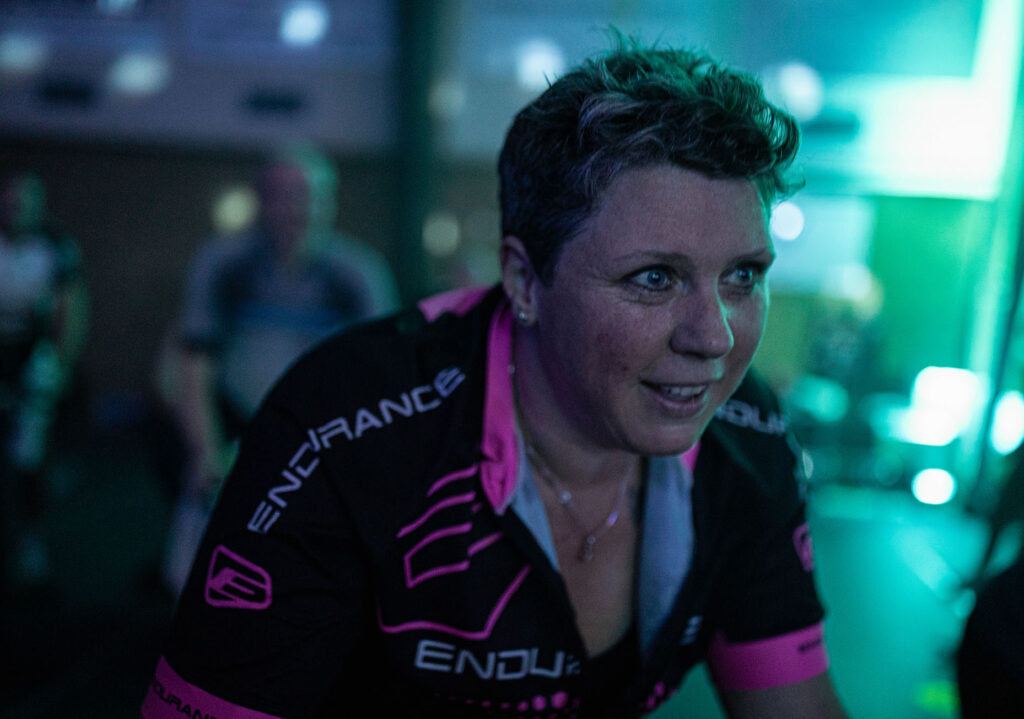 short haired middel aged woman in cycling clothes on bike